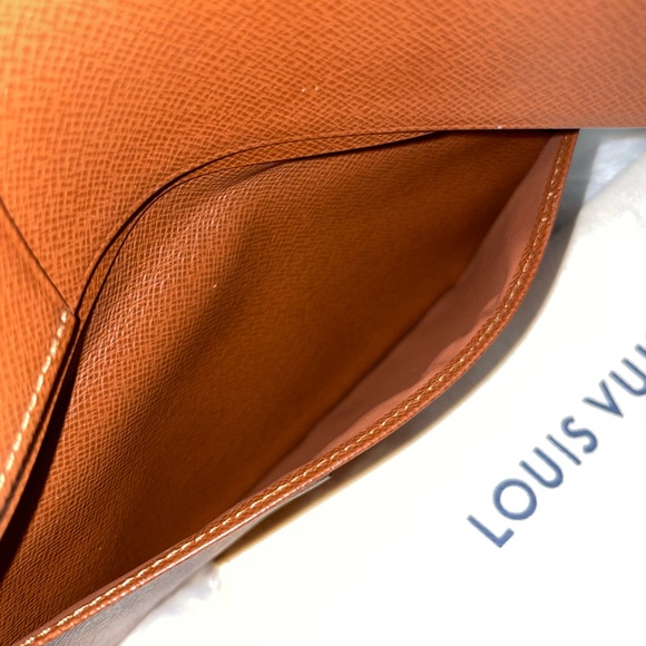 Available ✨
LOUIS VUITTON BRAZZA WALLET MONOGRAM - Picture 10 of 16